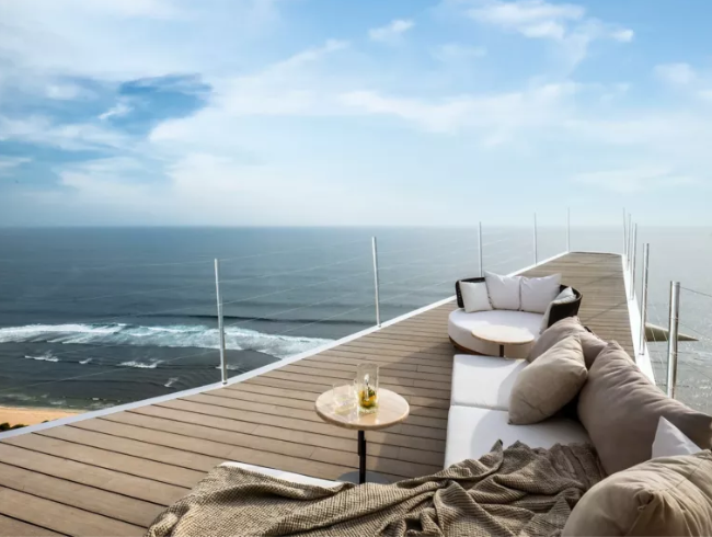 Самолет переоборудовали в роскошную виллу на вершине скалы. Смотрите, как выглядит необычное жилье